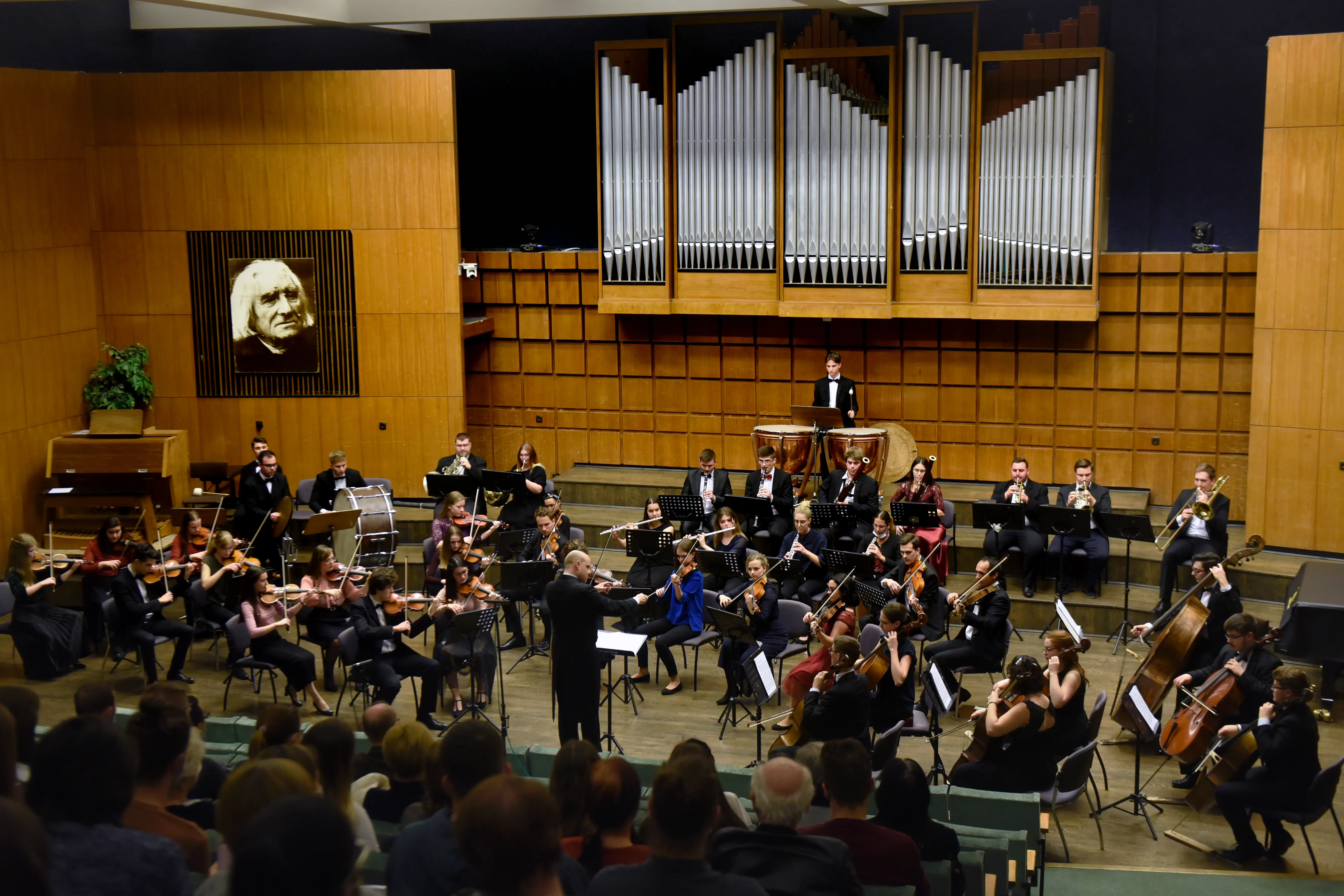 szimfonikus zenekar fot&oacute;
